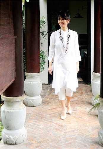 Trong khu vườn rợp cây xanh, Hồng Nhung thoải mái tập yoga hay đi dạo bộ. 