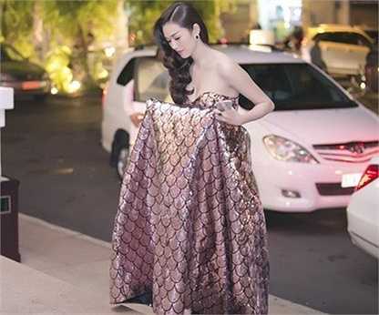 Bộ mặt khá căng thẳng của Khánh My khi đi guốc cao gót, mặc váy nặng hơn 5 kg bước cầu thang