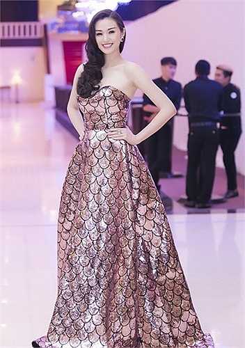 Sau khi an toàn vào phía trong hội trường, Khánh My luôn nở nụ cười rạng rỡ trước ống kính máy ảnh