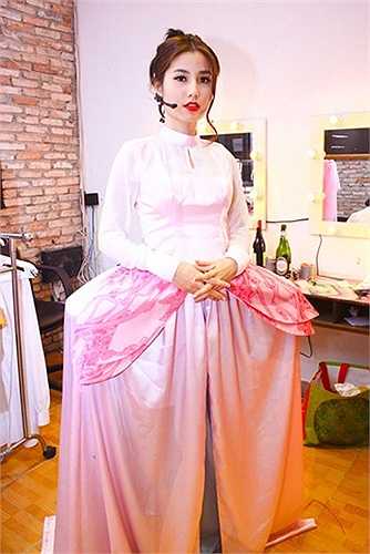 Trang phục của Diễm My 9X trong một vở kịch