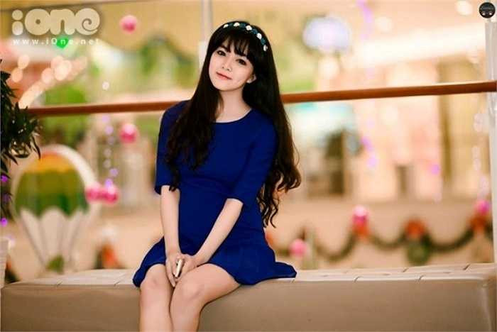 Đinh Thị Thu Hiền (nick name Hiền Tiny) năm nay 17 tuổi, hiện là học sinh lớp 12 trường THPT Trần Văn Ơn, Bình Dương. 