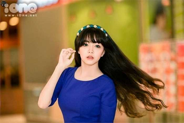 Ngoài thời gian tập trung cho việc học trên lớp, Hiền thường tranh thủ những lúc rảnh rỗi để chăm sóc cho cửa hàng và thu hút khách. 