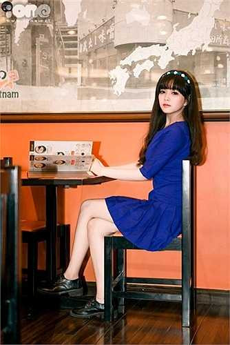 'Được chia sẻ kinh nghiệm làm đẹp, tư vấn cho khách hàng mỗi ngày khiến mình thêm yêu công việc này hơn. Khi được khách hàng yêu mến mình cảm thấy rất hạnh phúc', Hiền tâm sự.