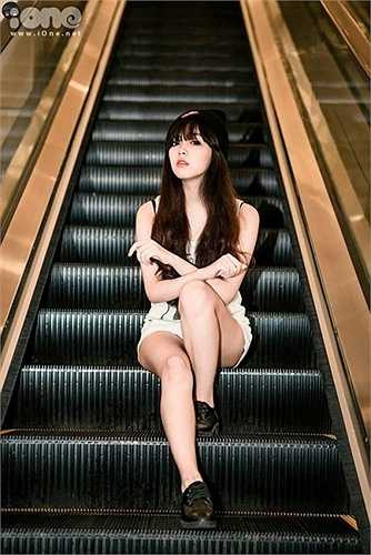 Ngoài việc chụp những hình ảnh đẹp cùng sản phẩm để thu hút khách, Hiền còn quay clip test sản phẩm, clip hướng dẫn sử dụng các mặt hàng để tạo niềm tin.