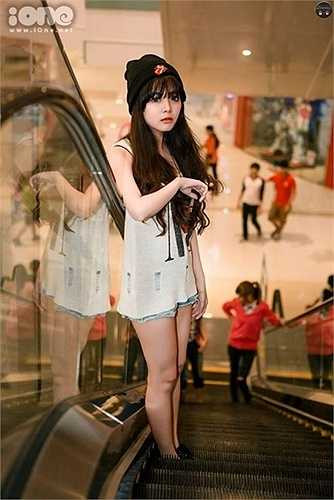 'Mình rất thích ca hát và chụp ảnh. Vì vậy mình rất hay tham gia các hoạt động của trường, lớp và tham gia shooting cho các phó nháy nghiệp dư. Việc chụp ảnh giúp mình tự tin trước ống kính và học hỏi được nhiều kinh nghiệm, Hiền bật mí thêm về bản thân. 