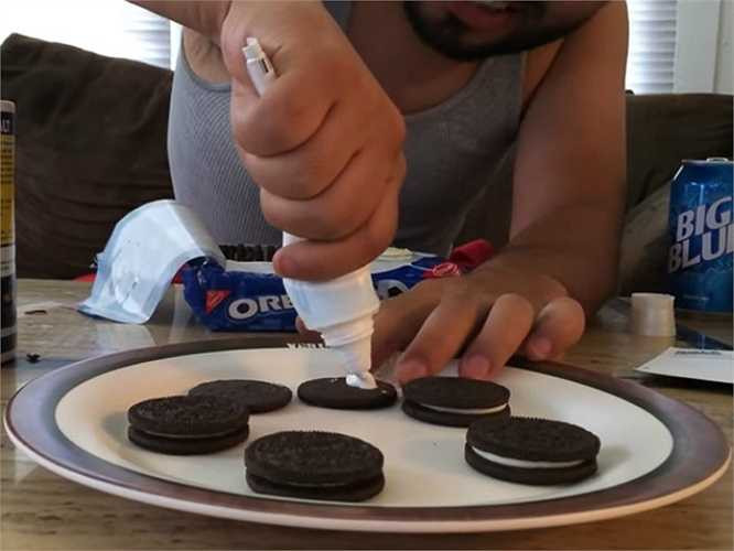 Thay lớp kem của bánh quy bằng kem đánh răng.