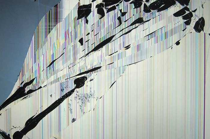 Dùng ảnh tải từ trên mạng về khiến họ tưởng màn hình bị vỡ thật.