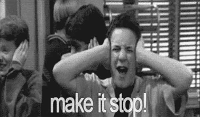 Dấu máy ghi âm vào nơi kín đáo rồi cho phát đi phát lại một đoạn âm thanh trong phòng làm việc để mọi người nháo nhác truy lùng nguôn phát.