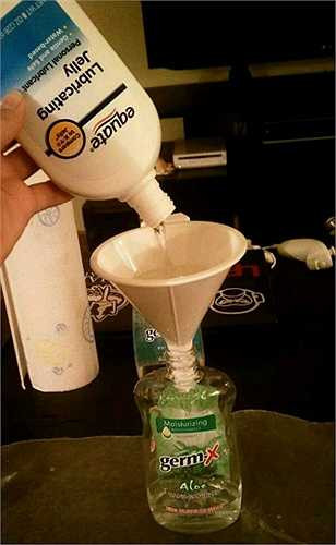 Thay nước rửa tay bằng dầu bôi trơn.