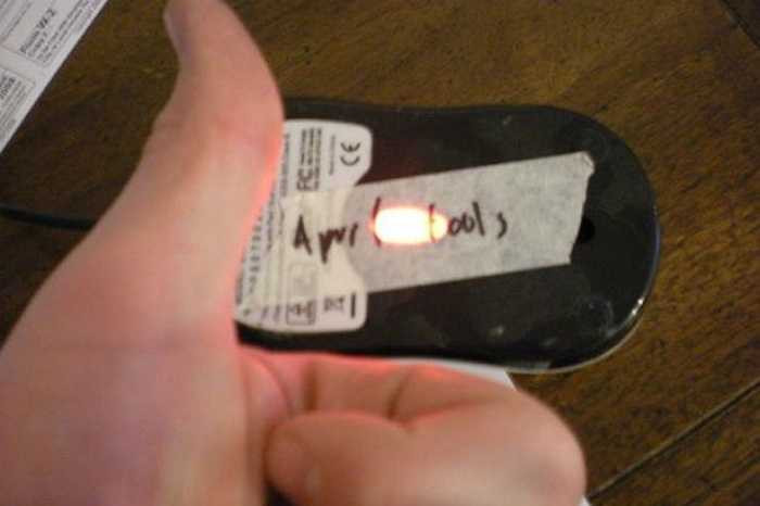 Dán băng dính vào đáy chuột quang để nó tạm ngưng hoạt động.