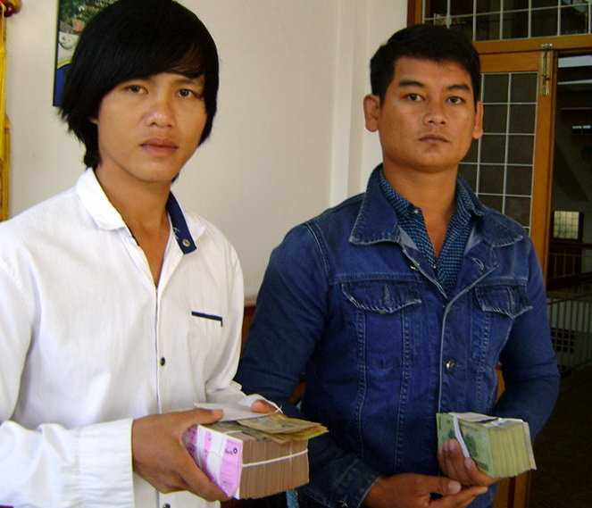 Treo nghi can lên cửa sổ, ép nhận tội 'giết người'