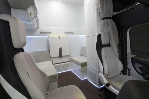 Xe đầu kéo 'lực sỹ' SuperTruck có máy tập trên cabin