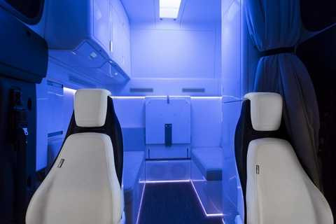 Xe đầu kéo 'lực sỹ' SuperTruck có máy tập trên cabin