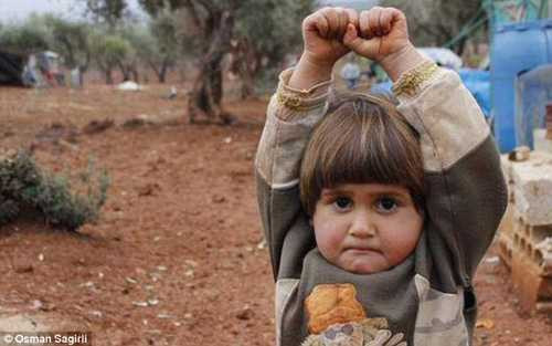 Bức ảnh bé gái Syria Hudea giơ tay 'hàng'