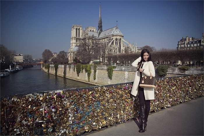 Diễm Trang đã dạo chơi và thưởng ngoạn cảnh đẹp các nước Ba Lan, Pháp, Ý... Mỗi quốc gia đều để lại cho Á hậu những kỷ niệm đáng nhớ.