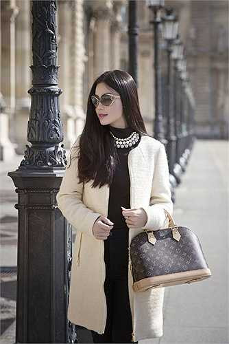  Á hậu diện trang phục thanh lịch quý phái, khoe dáng bên những thắng cảnh nổi tiếng của thủ đô Paris như bảo tàng Louvre, tháp Eiffel, cây tình yêu Pont des Arts... 