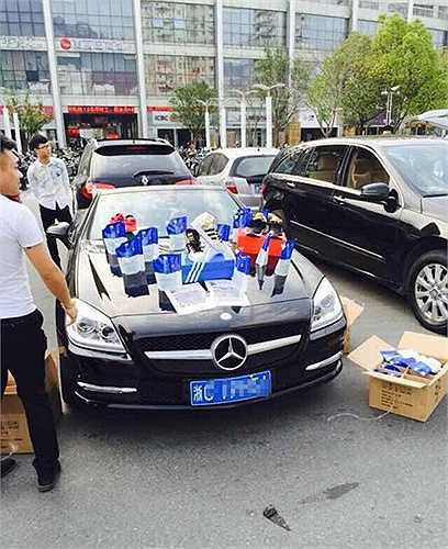 Trong khi đó, những người khác lại dùng xe sang để bán các túi bột giặt