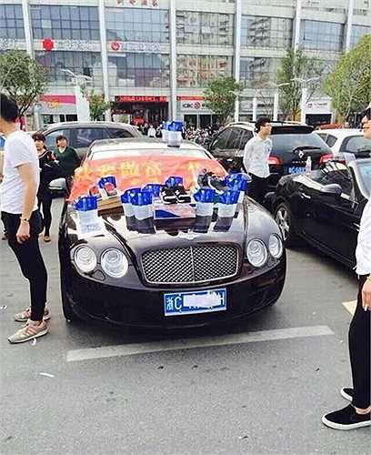 Một chiếc xe sang khác bày bột giặt và giày thể thao để thu hút sự chú ý của khách hàng
