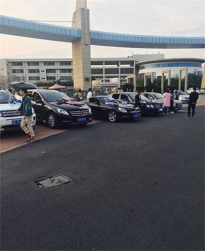 Trước đây từng có nhóm nữ sinh bày táo trên siêu xe để bán nhưng không thu được kết quả như ý muốn
