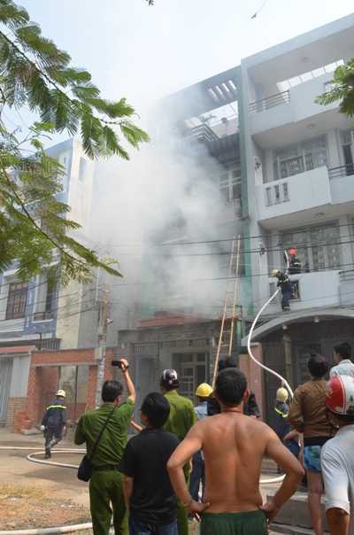 Cụ bà 72 tuổi tháo chạy khỏi căn nhà 4 tầng đang bốc cháy dữ dội