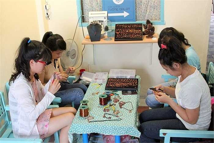 Xưởng sản xuất nữ trang độc đáo này có diện tích khá nhỏ, nhân công chủ yếu là học sinh, sinh viên làm bán thời gian. Trung bình mỗi tháng xưởng cung cấp ra thị trường hơn 1.000 sản phẩm các loại, như nhẫn, mặt dây chuyền, vòng tay, móc khóa...