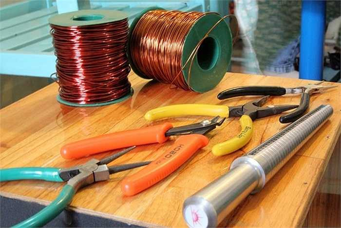 Dụng cụ và nguyên liệu để làm ra các loại trang sức này.