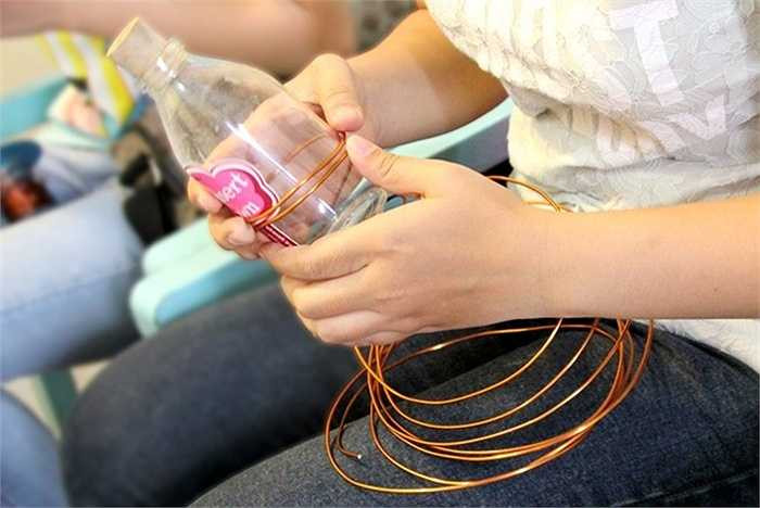 Chai thủy tinh được sử dụng để đo kích cỡ vòng tay.