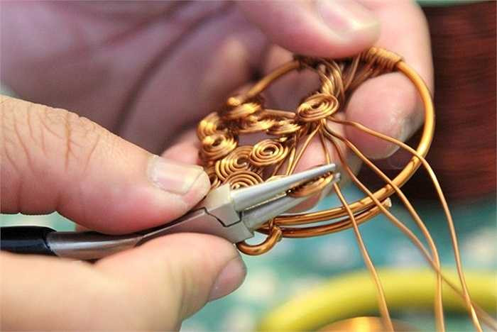 Huỳnh Như Phương, nhân viên trực tiếp làm các sản phẩm này cho biết: 'Chỉ mất 15 - 30 phút là mình có thể hoàn thiện 1 sản phẩm nhẫn hoặc vòng tay. Công đoạn khiến mọi người mất nhiều thời gian nhất chính là lên ý tưởng cho những mẫu sản phẩm mới'