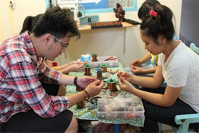 Anh Thanh Huy, chủ cửa hàng cho hay, do làm hoàn toàn thủ công nên mỗi sản phẩm sẽ có một nét đặc biệt, mang tính sáng tạo riêng của người làm chứ không gò bó theo khuôn mẫu định sẵn. Ngoài tự thiết kế, khách có thể yêu cầu cửa hàng làm theo mẫu riêng của mình.