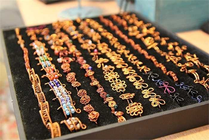 Mỗi chiếc nhẫn này có giá 50.000 đồng đến 70.000 đồng.