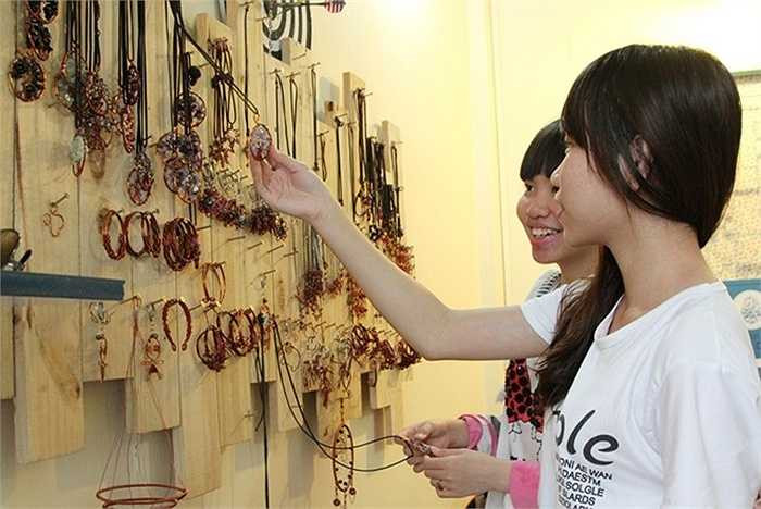 Cửa hàng đang tiến tới tổ chức các lớp học để khách có thể tự tay làm cho mình những bộ trang sức yêu thích.