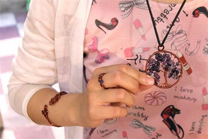 Một bộ trang sức bao gồm vòng tay, nhẫn, dây chuyền thường có giá 450.000 đồng đến 1 triệu đồng, tùy thuộc vào kiểu dáng và những loại đá đính kèm...