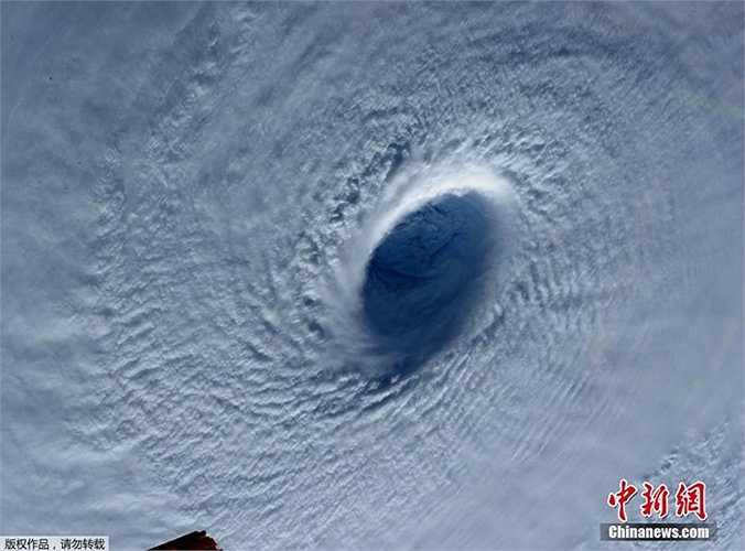 Ảnh chụp mắt bão từ vệ tinh đáng sợ với xoáy mây đậm đặc, khổng lồ. Phi hành gia Samantha Cristoforetti làm việc ở trạm vũ trụ quốc tế đã chụp lại hình ảnh này ngoài không gian