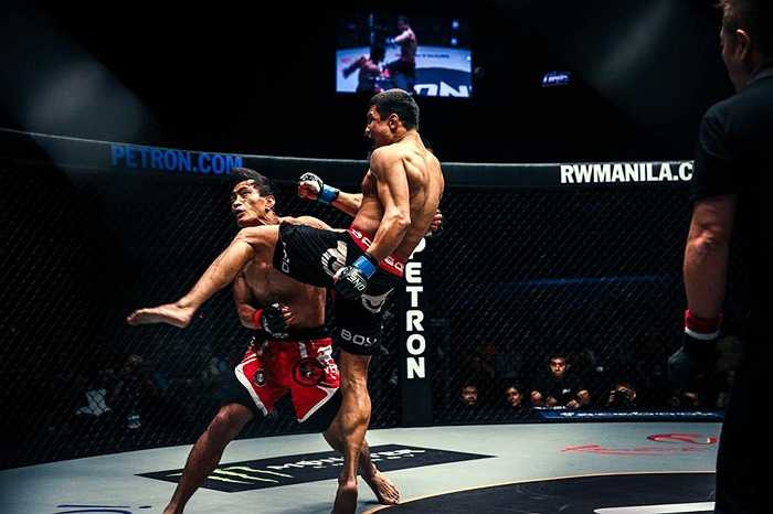 Các đòn đá, trong đó có Soccer Kick đều bị cấm.