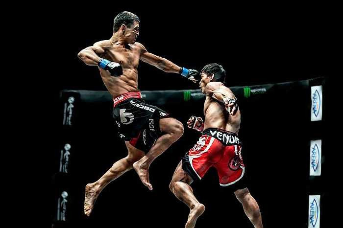 Vĩ dụ khi có một (hoặc cả hai) võ sĩ đã vào tư thế nằm hoặc ngồi, thì ngoài các kĩ năng khoá siết (grapling), các võ sĩ chỉ còn được phép sử dụng các đòn tay (đấm, chỏ...)