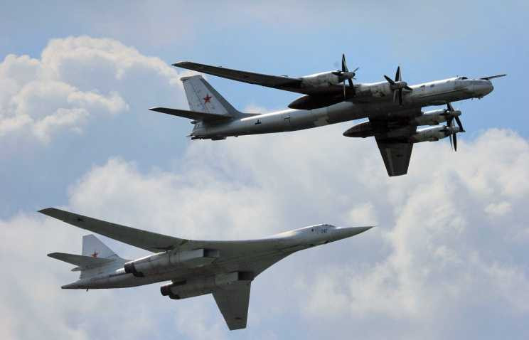 Tupolev Tu-160 (dưới) và Tu-95 (trên)