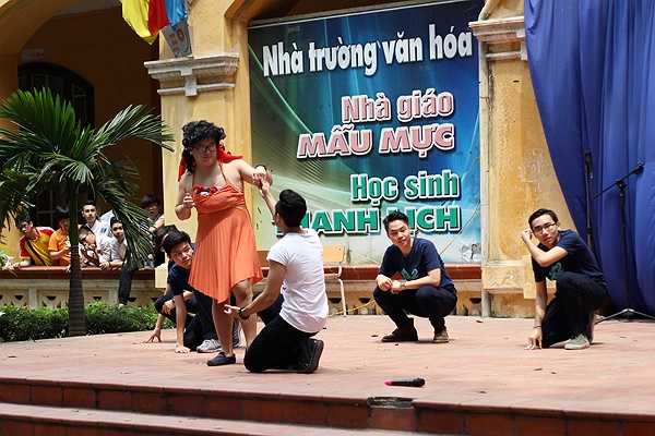 FETH là Dạ hội thường niên của trường THPT Phan Đình Phùng. Cộp mác 'Made by PDPers' do chính các học sinh và cựu học sinh trường tổ chức. Mùa thứ 6 này, FETH mang chủ đề Man Up, dành riêng cho các nam sinh trường. 
