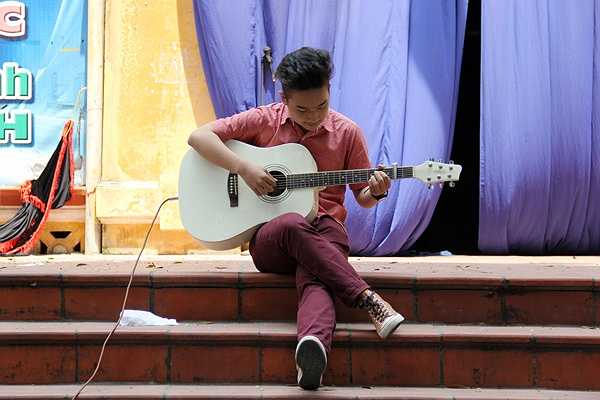 Tạ Xuân Toàn điệu nghệ bên chiếc đàn guitar 