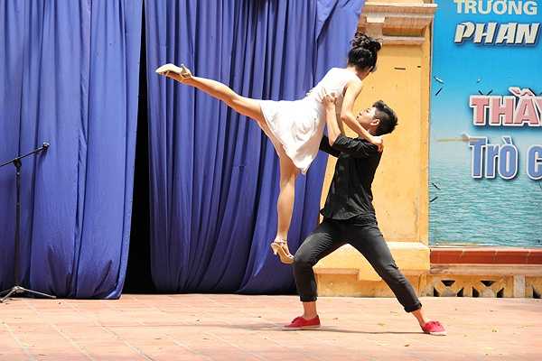 Vượt qua rất nhiều thử thách tại các vòng loại, Top 10 nam sinh xuất sắc nhất đã có mặt tại sân trường THPT Phan Đình Phùng để tham gia vòng thi tài năng cuối cùng nhằm chọn ra 5 gương mặt lọt vào chung kết FETH 6 - Man Up. 