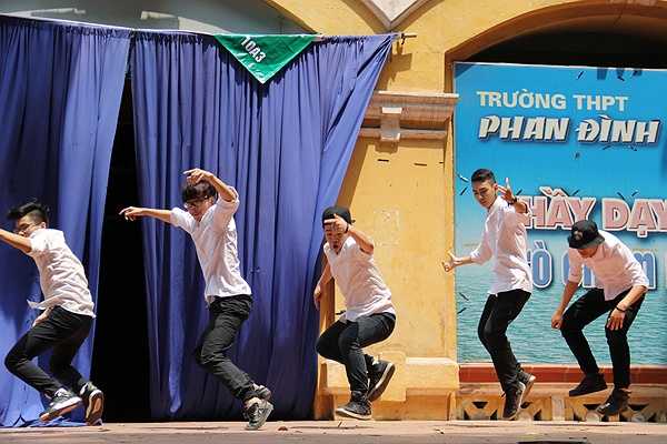 Các tiết mục được trình diễn với nhiều thể loại đa dạng, từ hát, nhảy, kịch, ảo thuật, patin nghệ thuật đã thể hiện được tài năng của các bạn học sinh Phan Đình Phùng.