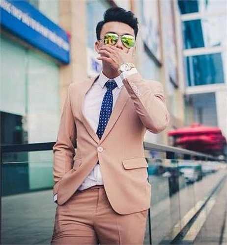 Hot boy điển trai này từng đạt giải Nhất Nam Vương Sinh Viên Hà Nội 2012, giải Ba tài năng sinh viên ĐH Sân Khấu và Điện Ảnh, Top 8 ngôi sao thời trang Celano khu vực miền Bắc 2011.