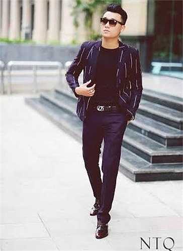 'Đặc biệt là ngoài việc chính là nghệ thuật thì Phúc đầu tư thêm về mảng thời trang vest cưới và vest công sở', cậu bạn chia sẻ. 