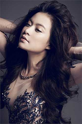 Ban đầu, Hoàng Thùy Linh thận trọng quay trở lại bằng những ca khúc nhạc ngoại lời Việt, chỉ đăng tải trên mạng như Chuyện tình lá gió, Đôi khi em muốn khóc