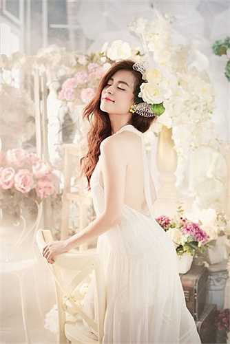 Với vốn bài hát ít ỏi đó, cô nhận hát ở một số sân khấu nhỏ. Đến cuối năm 2010, sau một thời gian dài chuẩn bị kỹ lưỡng, cùng với sự trợ giúp của nhạc sĩ Lưu Thiên Hương, nhạc sĩ Nguyễn Đức Cường, ca sĩ Đông Nhi, album đầu tay mang thương hiệu 'Hoàng Thùy Linh' được ra mắt.