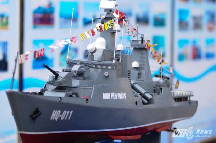 Mô hình tàu hộ vệ tên lửa Đinh Tiên Hoàng