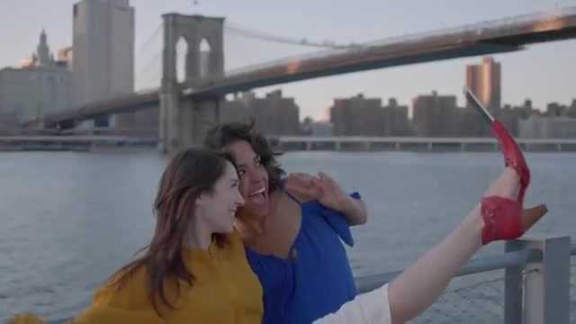 Hình ảnh giày hỗ trợ chụp ảnh selfie