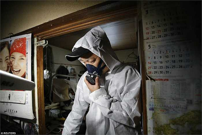 Nhóm dọn dẹp tiến vào căn hộ nơi nạn nhân trải qua cuộc sống cô độc đến tận những giờ phút cuối đời.