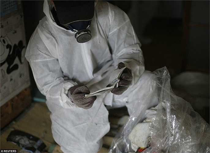 Hirotsugu Masuda kiểm tra đồ đạc, tài liệu nhằm tránh trường hợp bị ăn cắp dữ kiện cá nhân.