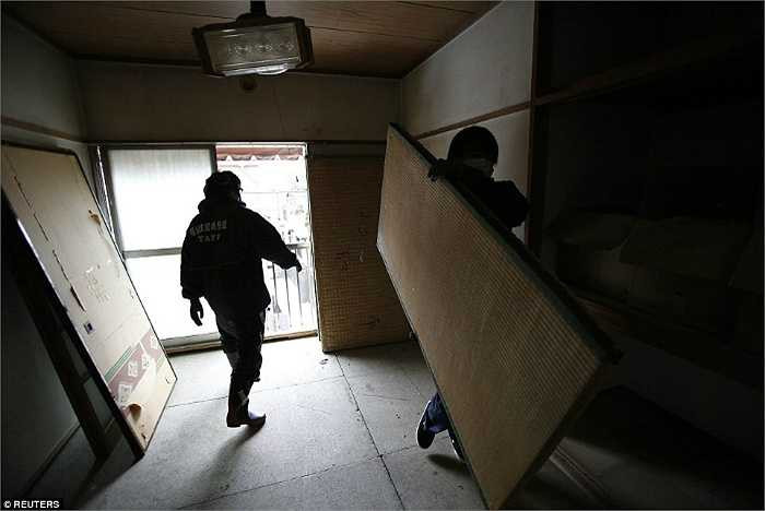 Hàng xóm không hề chú ý đến sự vắng mặt của ông cụ, chẳng có người thân nào của ông lai vãng trong khi tiền thuê nhà vẫn được ngân hàng thanh toán đúng hạn.