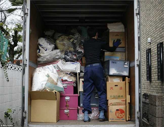 Toàn bộ rác thải được chuyển lên xe tải để chở đi.